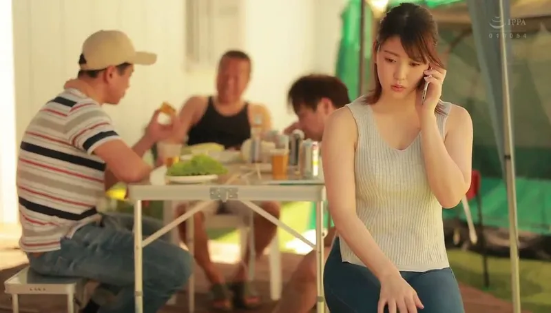Chồng khờ để cô vợ tham gia sự kiện cắm trại với mấy gã cạnh bên nhà và cái kết