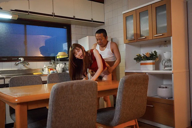 Con yêu bị chồng yêu mới của mẹ chịch mỗi ngày, cho dù đã có người yêu