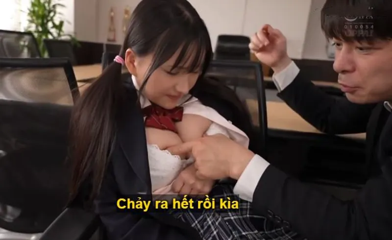 Ba năm trời, thầy giáo rèn luyện cô học trò ngực đẹp thành “cái bình đựng tinh”
