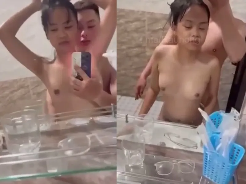 Dáng mảnh em cùng người yêu nện trước gương quay kỉ niệm