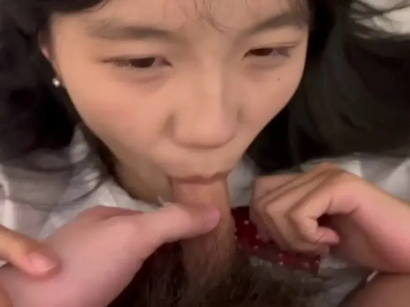 Em loli dễ thương liếm chuối biến em thành con em đĩ dâm dục p2